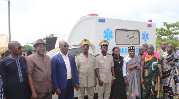 Santé : Le ministre Pierre Dimba offre une ambulance médicalisée à Begbessou