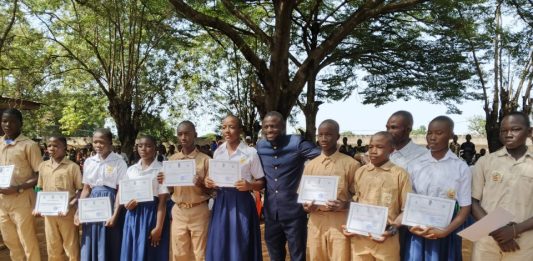 Deux futurs bacheliers du Lycée moderne de Vavoua bénéficieront chacun d’une bourse pour des études aux États-Unis