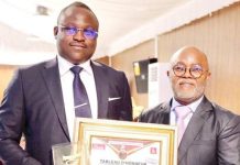 Awards de l’économie 2025 : Check Koné sacré meilleur directeur de la communication de l’administration publique ivoirienne