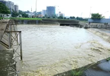 Drame à Adjamé : une élève de 5e meurt en tentant de sauver sa jeune sœur lors des fortes pluies