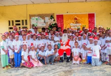 Arbre de Noël 2025 : l’ONG « Les Amis du Petit Conteneur Rouge » apporte joie et solidarité aux enfants de Koumassi