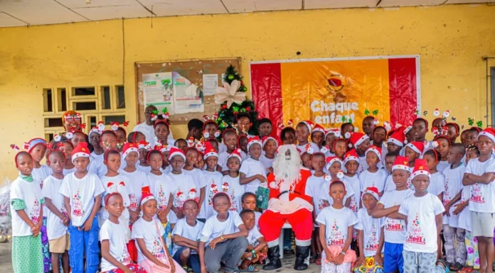 Arbre de Noël 2025 : l’ONG « Les Amis du Petit Conteneur Rouge » apporte joie et solidarité aux enfants de Koumassi