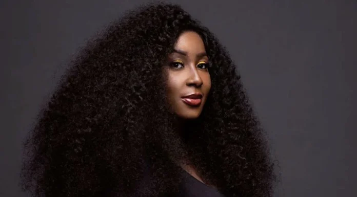 Conduite sans détention de permis : l’influenceuse Maa Bio convoquée à la Préfecture de police d’Abidjan