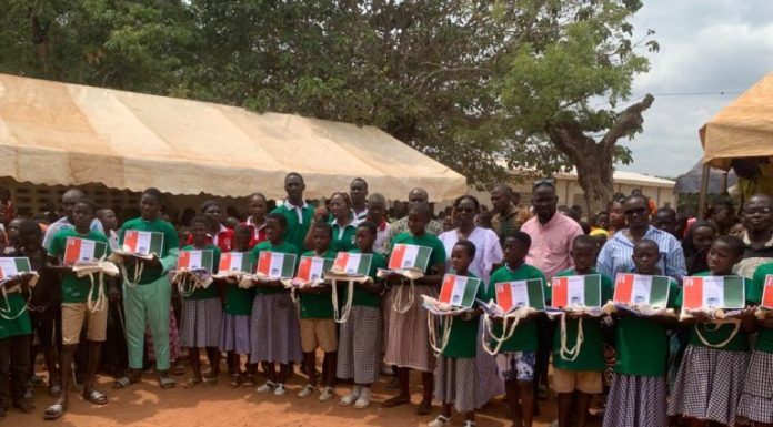Éducation : une ONG récompense les meilleurs lecteurs des écoles primaires de Boguedia