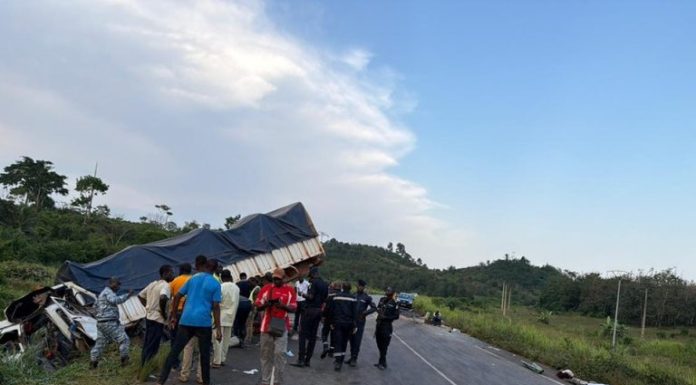 Drame sur Axe San Pedro–Sassandra : 12 morts et cinq blessés dans une collision entre un poids lourd et un minicar