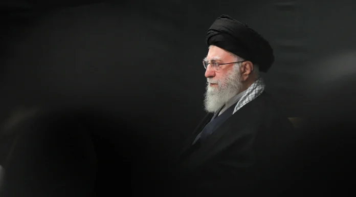 Iran : Ali Khamenei tué dans une frappe américaine et israélienne, crise majeure en perspective