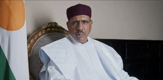 Niger : le Parlement européen réclame la libération de Mohamed Bazoum trois ans après le coup d’État