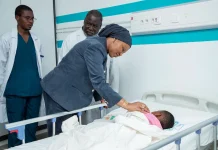 CHU de Treichville : la ministre Nassénéba Touré au chevet d’une fillette victime d’agression sexuelle