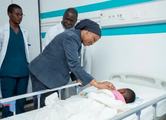 CHU de Treichville : la ministre Nassénéba Touré au chevet d’une fillette victime d’agression sexuelle