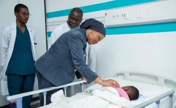 CHU de Treichville : la ministre Nassénéba Touré au chevet d’une fillette victime d’agression sexuelle