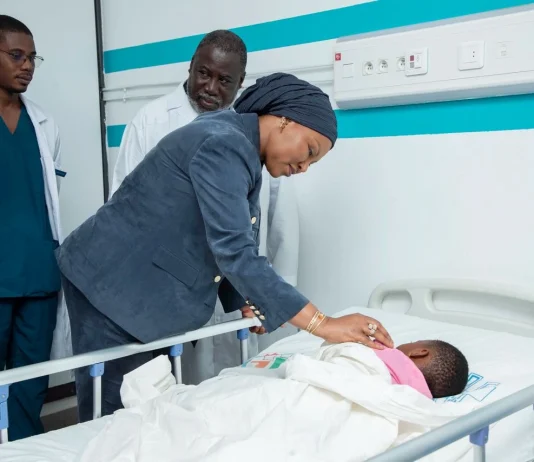 CHU de Treichville : la ministre Nassénéba Touré au chevet d’une fillette victime d’agression sexuelle