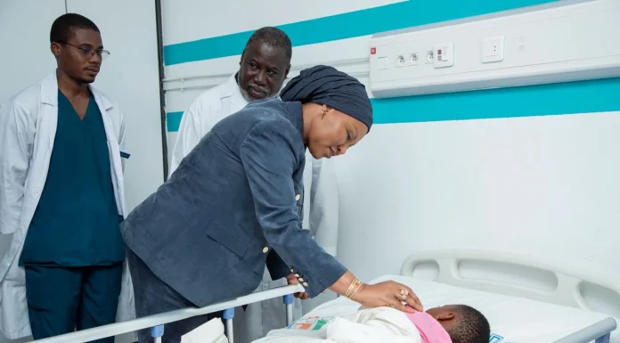 CHU de Treichville : la ministre Nassénéba Touré au chevet d’une fillette victime d’agression sexuelle