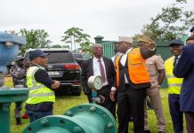 Songon : le ministre Amédé Kouakou en visite d’inspection à l’usine d’eau potable et appelle à mieux protéger les infrastructures