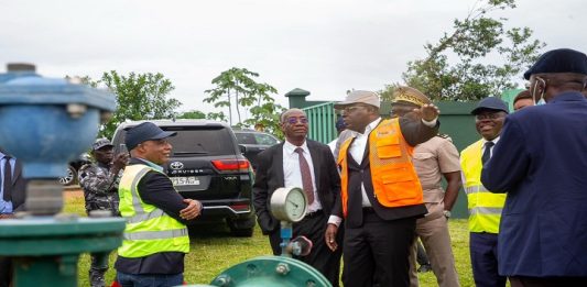 Songon : le ministre Amédé Kouakou en visite d’inspection à l’usine d’eau potable et appelle à mieux protéger les infrastructures