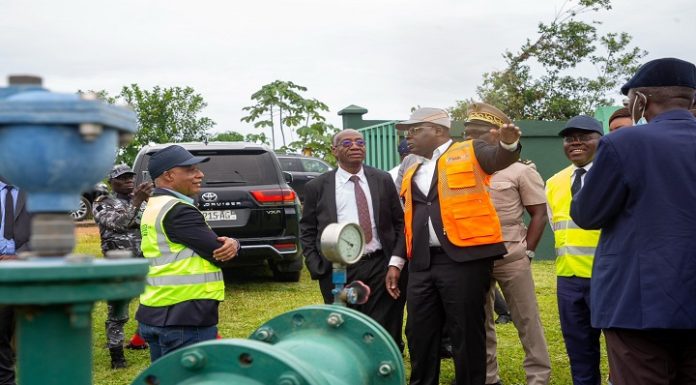 Songon : le ministre Amédé Kouakou en visite d’inspection à l’usine d’eau potable et appelle à mieux protéger les infrastructures