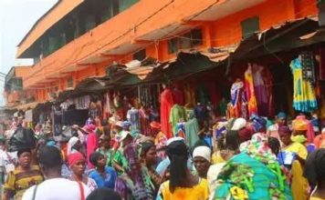 Colère à Adjamé : LES COMMERÇANTS DU FORUM SAFA BLOQUENT 12 MILLIARDS ET EXIGENT DES COMPTES !