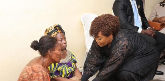Pluies diluviennes à Abidjan : le gouvernement apporte soutien aux familles endeuillées