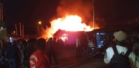 Man : Un violent incendie ravage plusieurs magasins d’appareils électroménagers au Grand marché