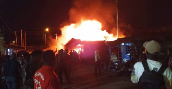 Man : Un violent incendie ravage plusieurs magasins d’appareils électroménagers au Grand marché